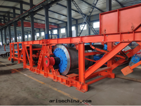 配图：煤(méi)礦井下(xià)交代(dài)輸送機(jī)的(de)驅動(dòng)裝(zhuāng)置